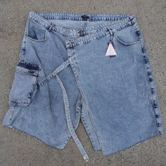 NWT PrettyLittleThing Plus Size 30 Asymmetrical Denim Wrap Shorts Cargo Pocket - Picture 1 of 9